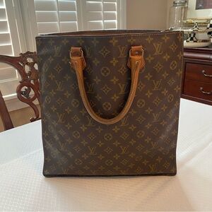 SALE!! 😍 Louis Vuitton Vintage Sac Plat Brown
Monogram Canvas Tote